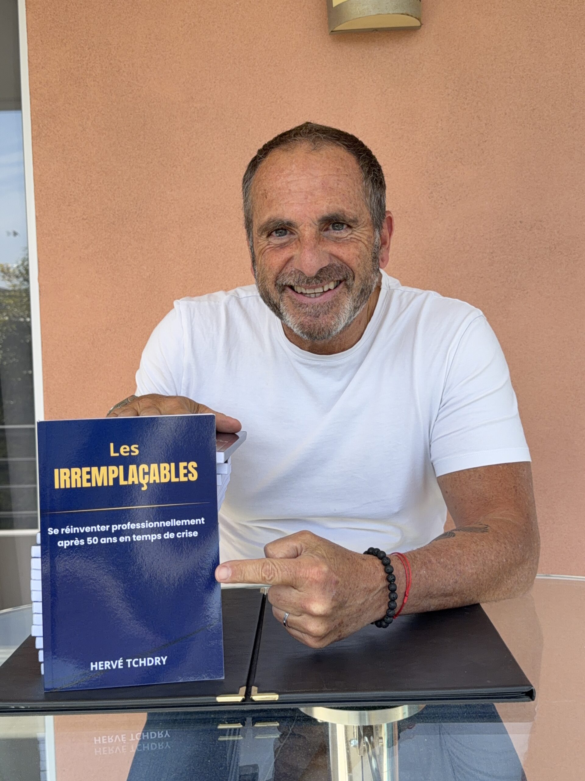 Hervé Tchdry avec le livre Les Irremplaçables